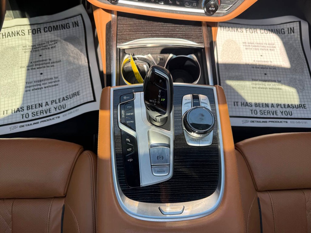 BMW 7 Series Vehicle Full-screen Gallery Image 29