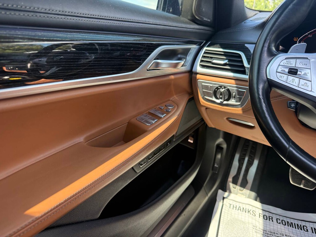 BMW 7 Series Vehicle Full-screen Gallery Image 30