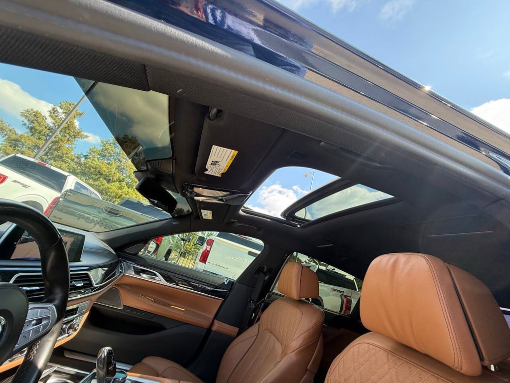 BMW 7 Series Vehicle Full-screen Gallery Image 31