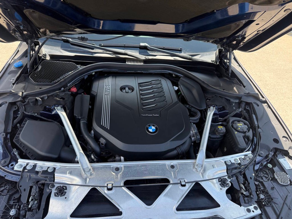 BMW 7 Series Vehicle Full-screen Gallery Image 36
