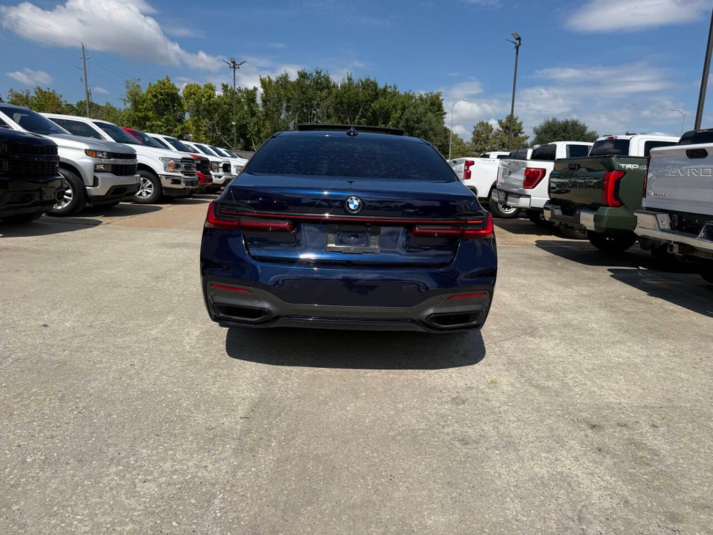 BMW 7 Series Vehicle Full-screen Gallery Image 40