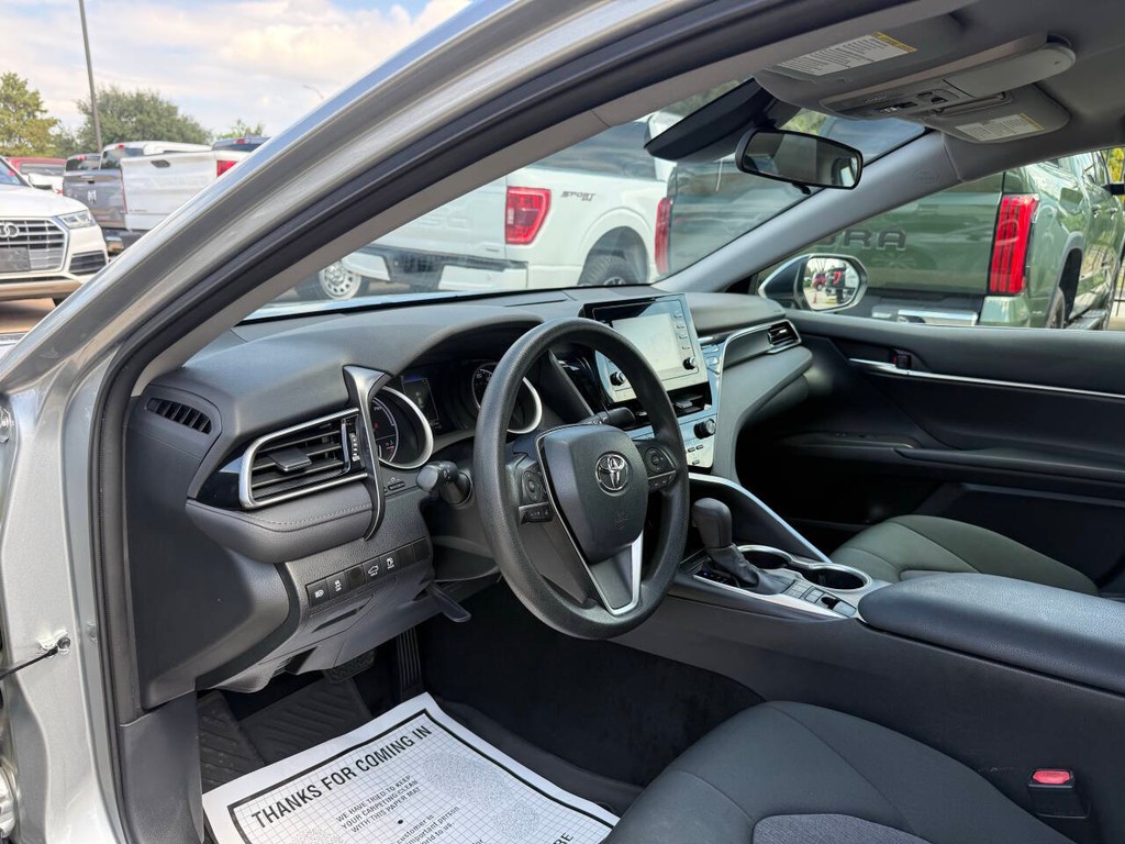 Toyota Camry Vehicle Full-screen Gallery Image 06