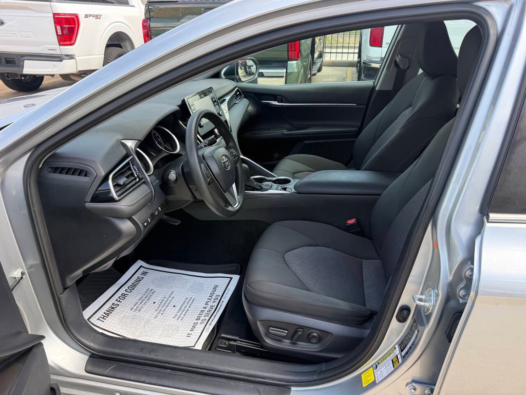 Toyota Camry Vehicle Full-screen Gallery Image 07