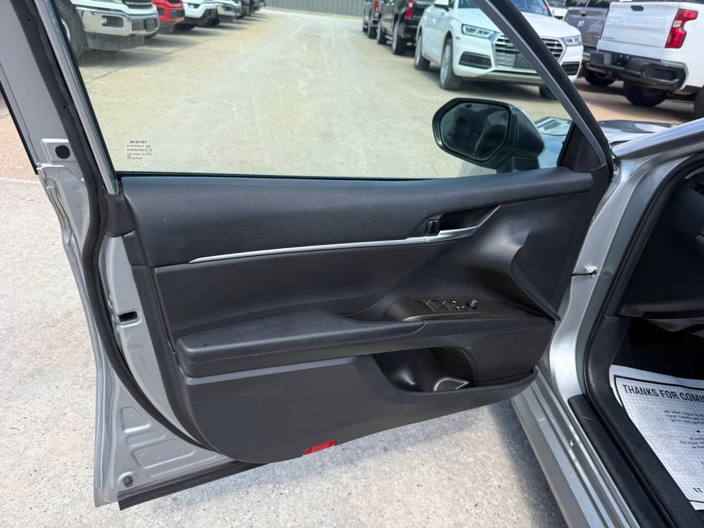 Toyota Camry Vehicle Full-screen Gallery Image 08