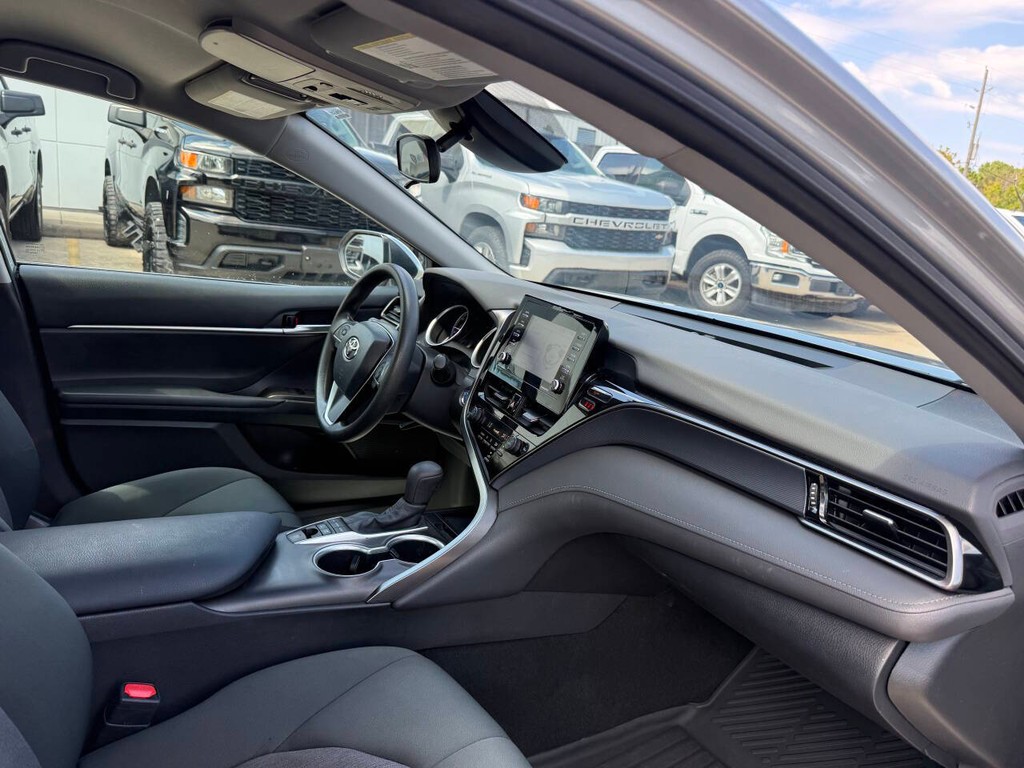Toyota Camry Vehicle Full-screen Gallery Image 09