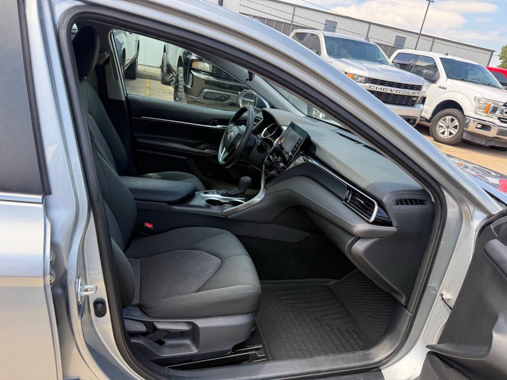 Toyota Camry Vehicle Full-screen Gallery Image 10