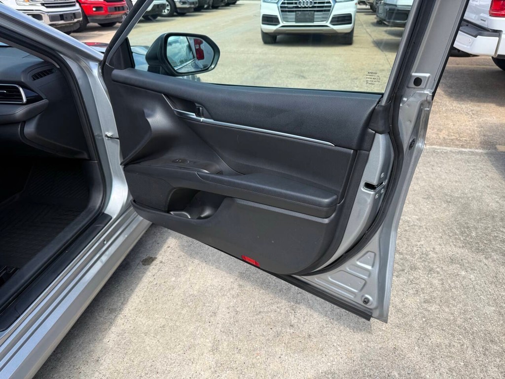 Toyota Camry Vehicle Full-screen Gallery Image 11