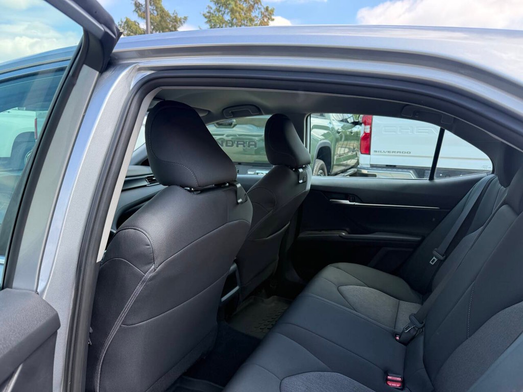 Toyota Camry Vehicle Full-screen Gallery Image 13