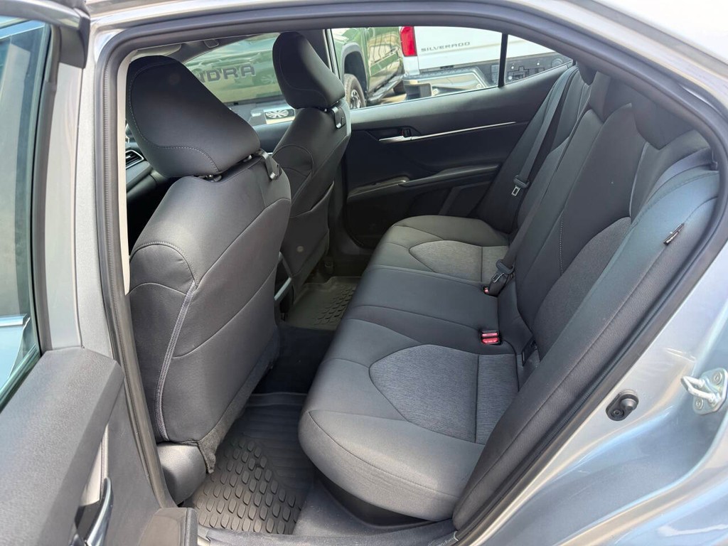 Toyota Camry Vehicle Full-screen Gallery Image 14