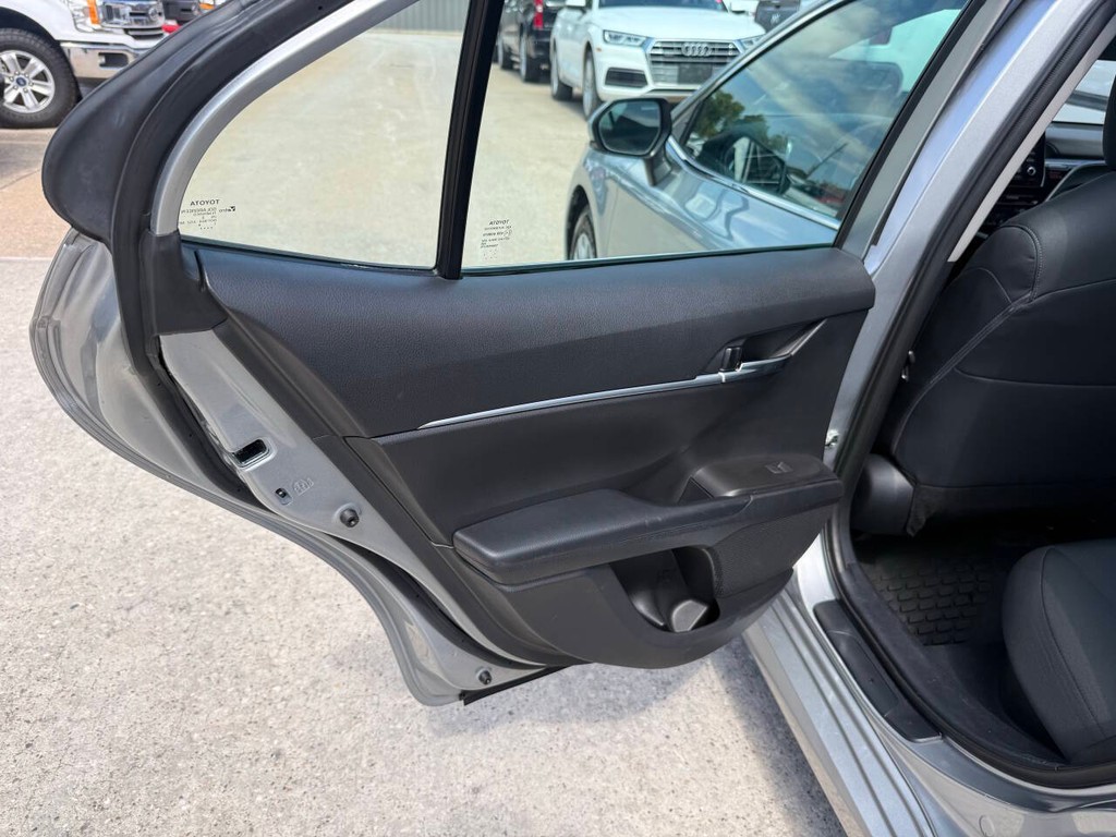 Toyota Camry Vehicle Full-screen Gallery Image 15