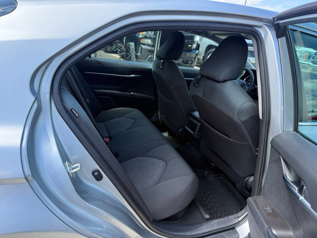 Toyota Camry Vehicle Full-screen Gallery Image 16