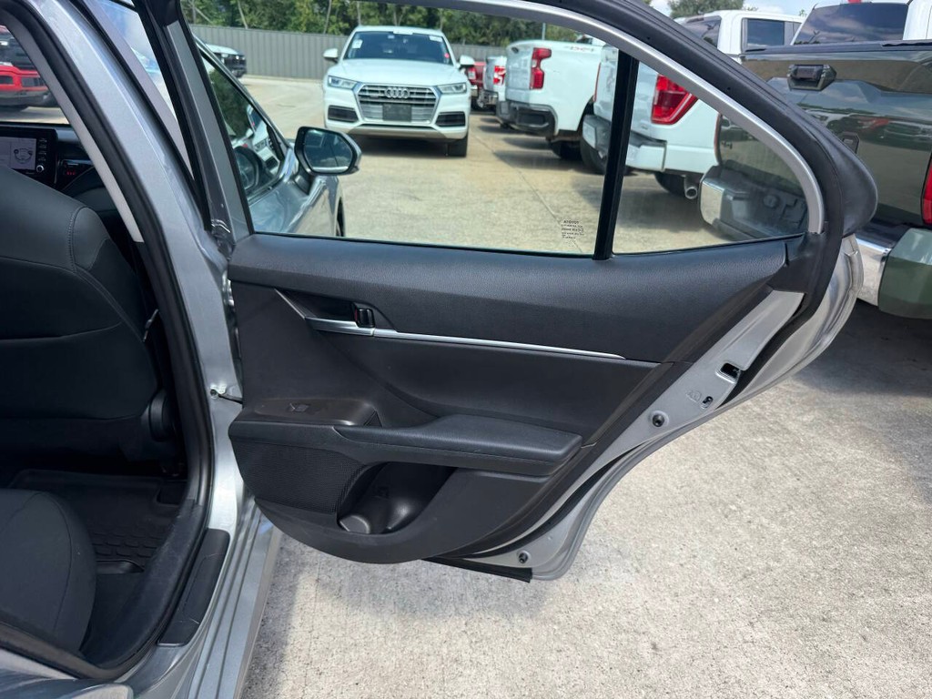 Toyota Camry Vehicle Full-screen Gallery Image 18