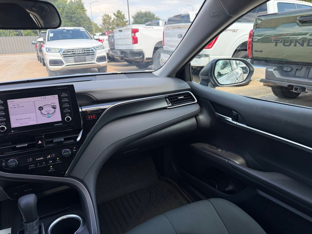 Toyota Camry Vehicle Full-screen Gallery Image 21