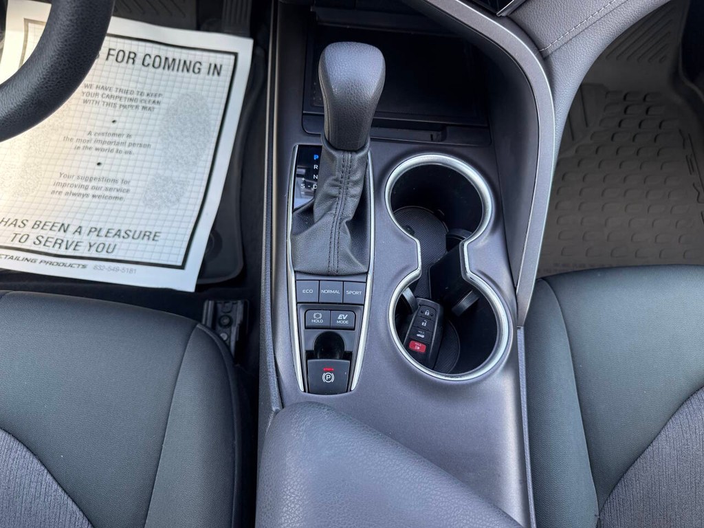 Toyota Camry Vehicle Full-screen Gallery Image 27