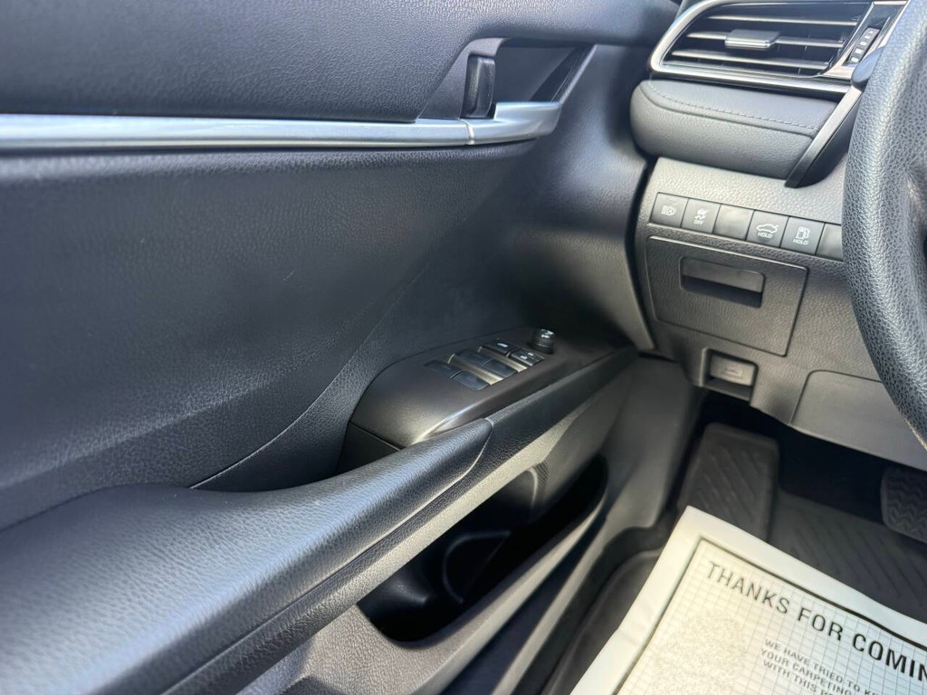 Toyota Camry Vehicle Full-screen Gallery Image 28