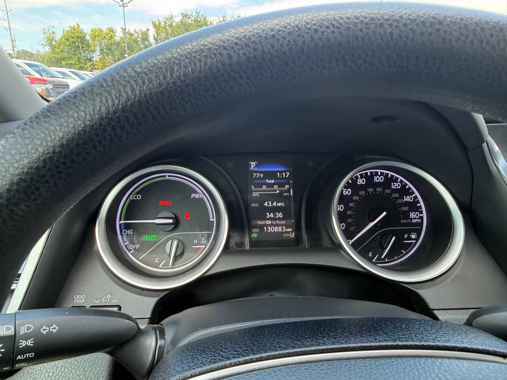 Toyota Camry Vehicle Full-screen Gallery Image 29