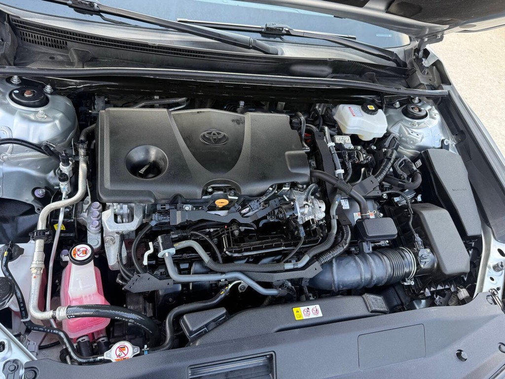 Toyota Camry Vehicle Full-screen Gallery Image 32