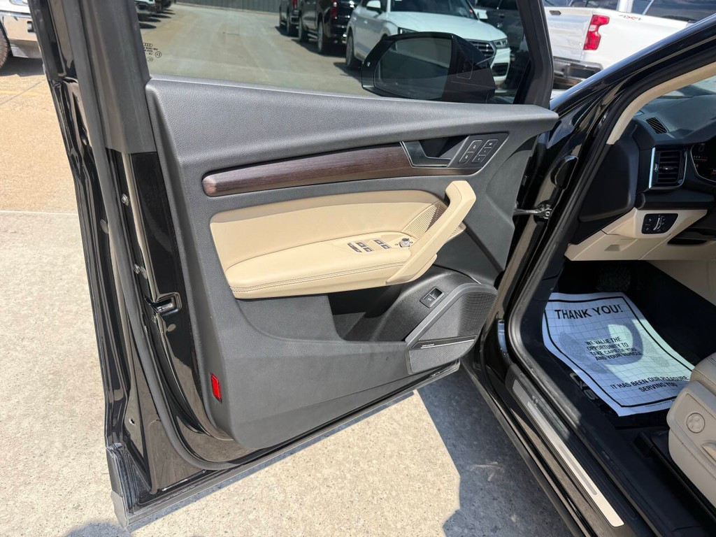 Audi Q5 Vehicle Full-screen Gallery Image 08