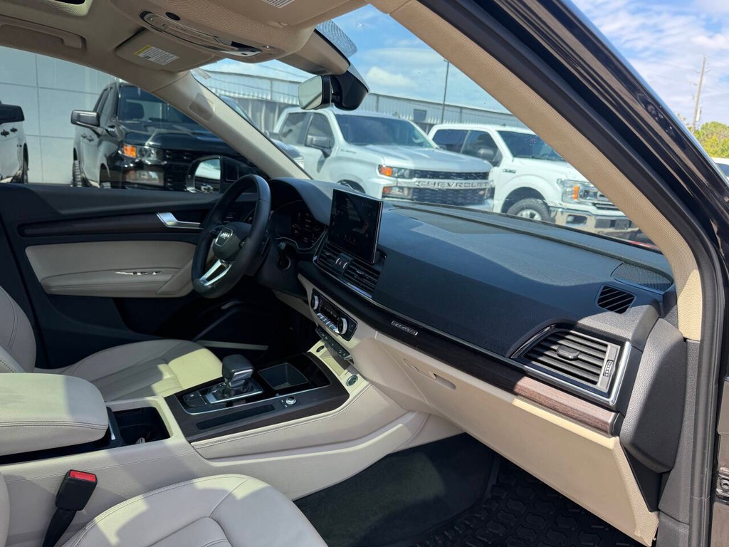 Audi Q5 Vehicle Full-screen Gallery Image 09