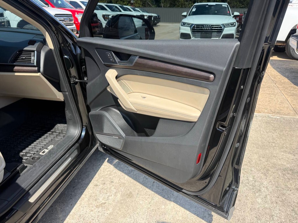 Audi Q5 Vehicle Full-screen Gallery Image 11
