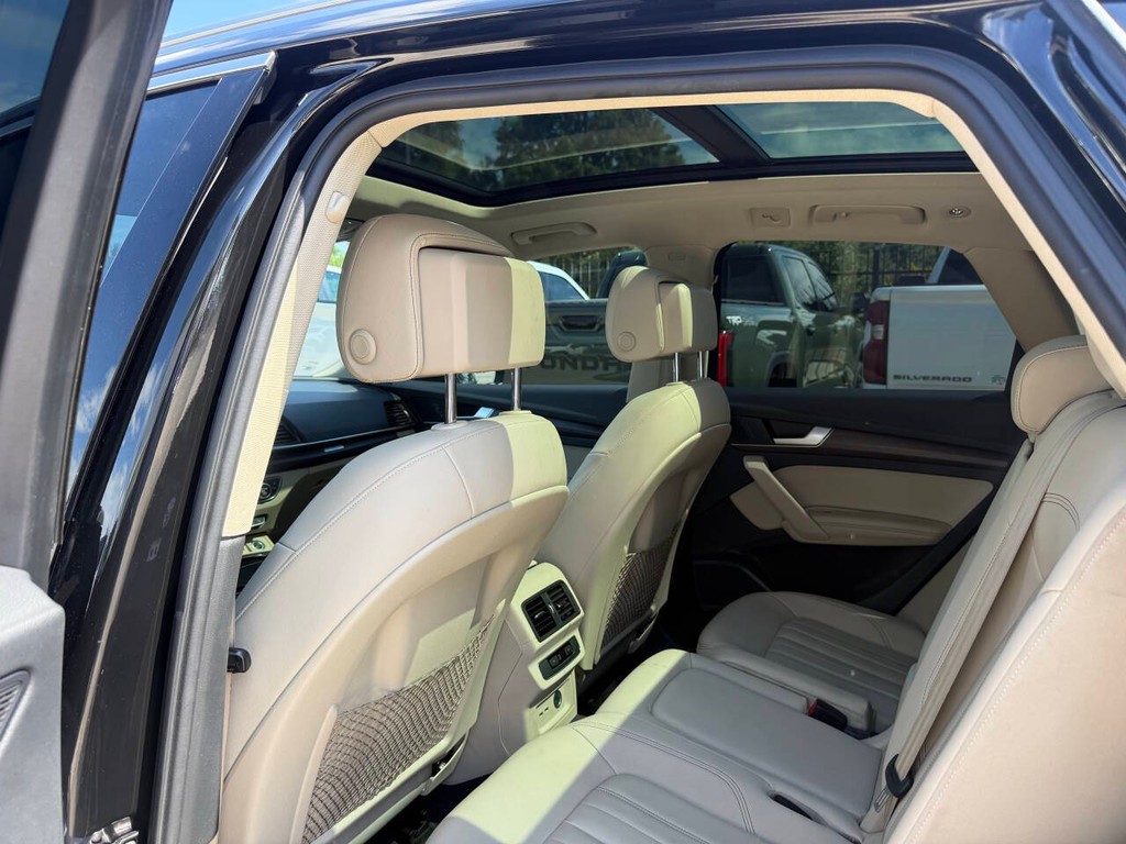 Audi Q5 Vehicle Full-screen Gallery Image 12