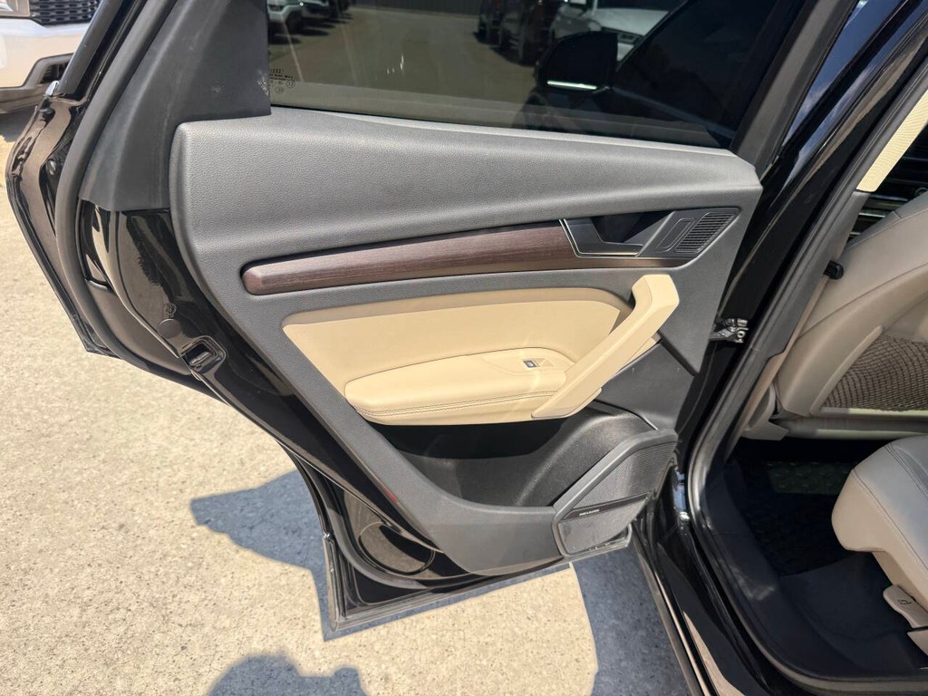 Audi Q5 Vehicle Full-screen Gallery Image 14