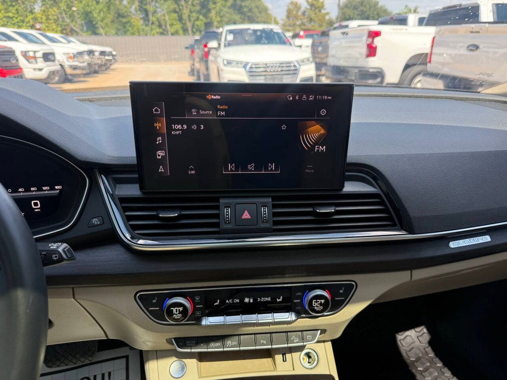 Audi Q5 Vehicle Full-screen Gallery Image 24