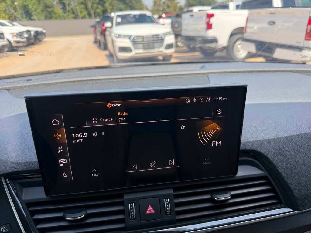 Audi Q5 Vehicle Full-screen Gallery Image 25