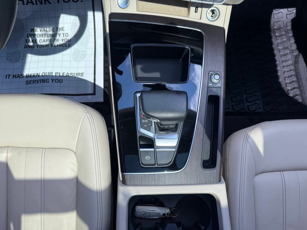 Audi Q5 Vehicle Full-screen Gallery Image 28