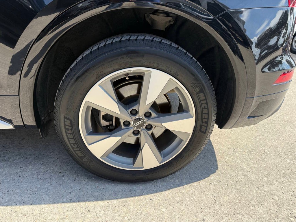 Audi Q5 Vehicle Full-screen Gallery Image 36