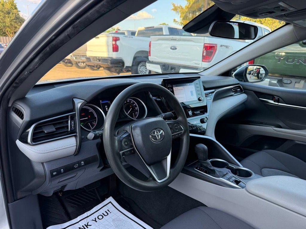 Toyota Camry Vehicle Full-screen Gallery Image 06