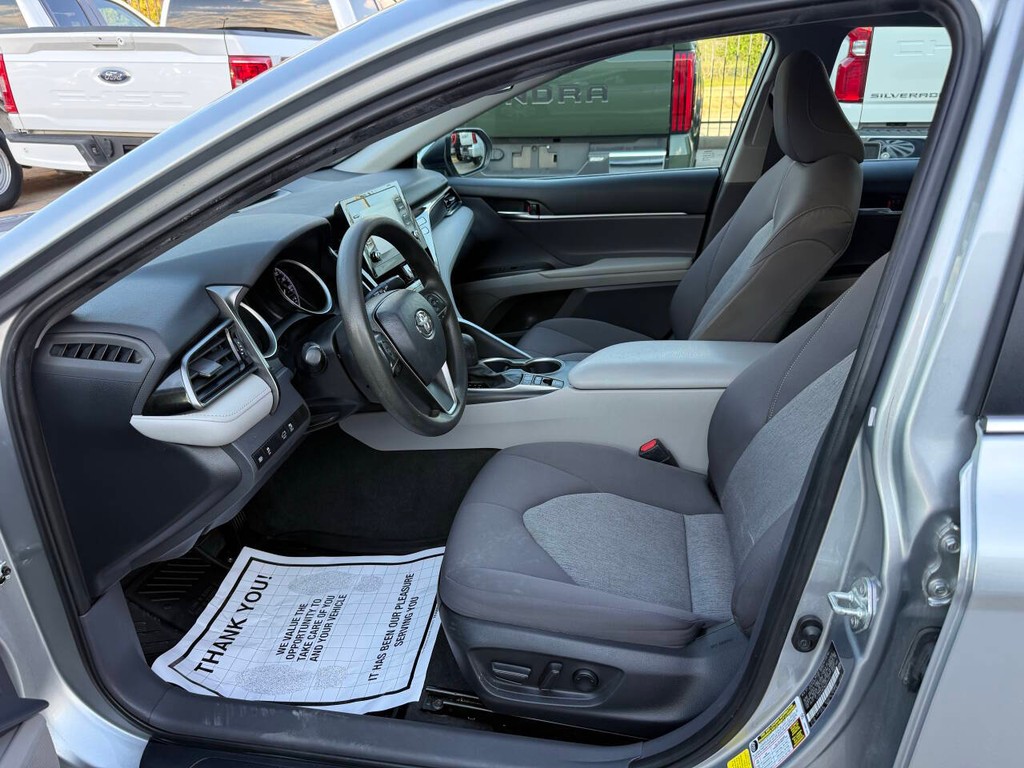 Toyota Camry Vehicle Full-screen Gallery Image 07