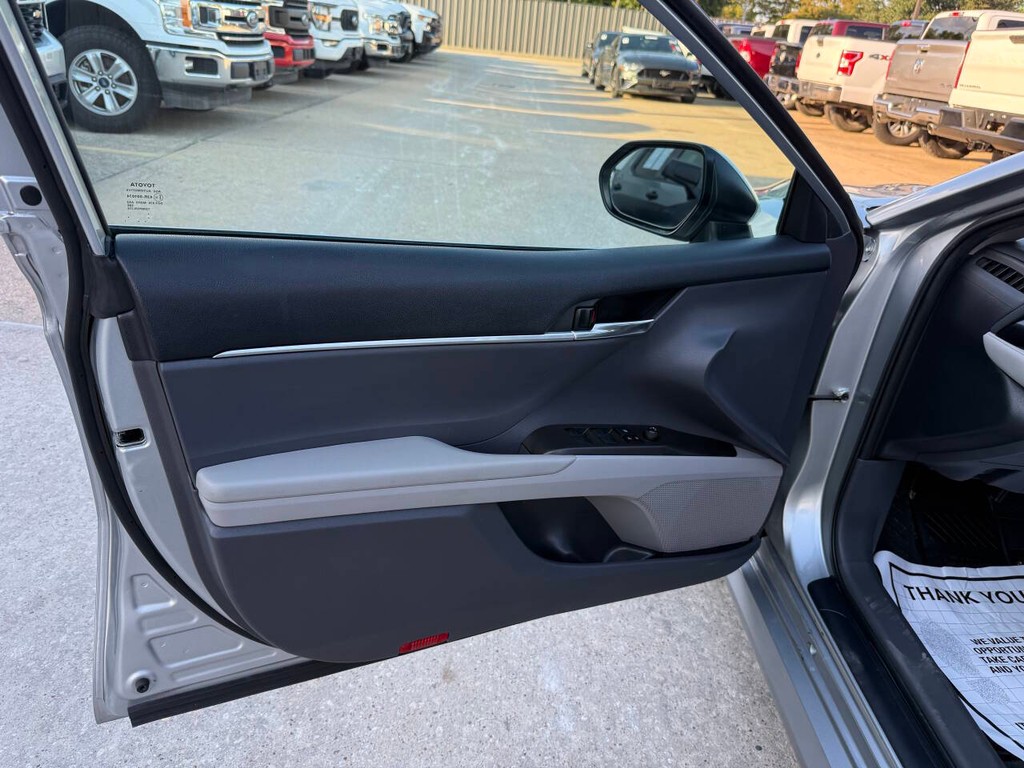 Toyota Camry Vehicle Full-screen Gallery Image 08