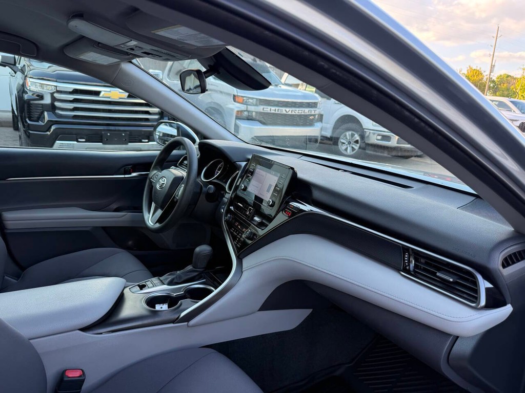 Toyota Camry Vehicle Full-screen Gallery Image 09