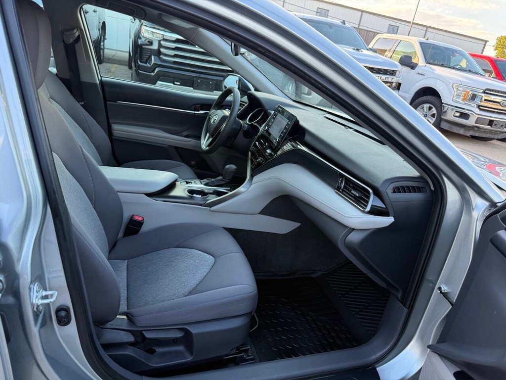 Toyota Camry Vehicle Full-screen Gallery Image 10