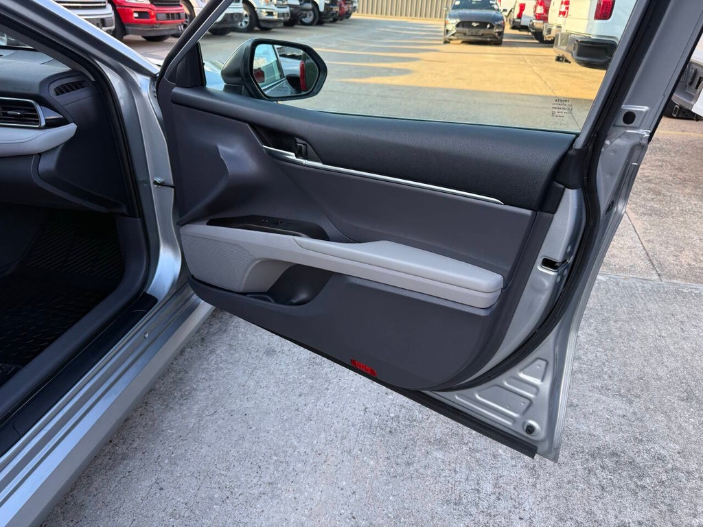 Toyota Camry Vehicle Full-screen Gallery Image 11