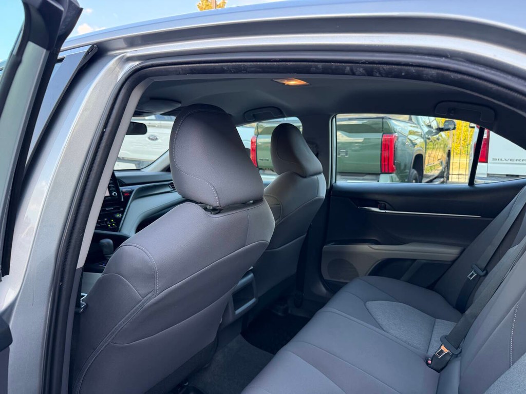 Toyota Camry Vehicle Full-screen Gallery Image 12