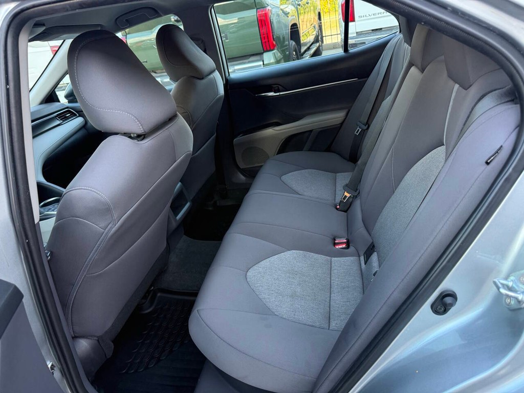 Toyota Camry Vehicle Full-screen Gallery Image 13