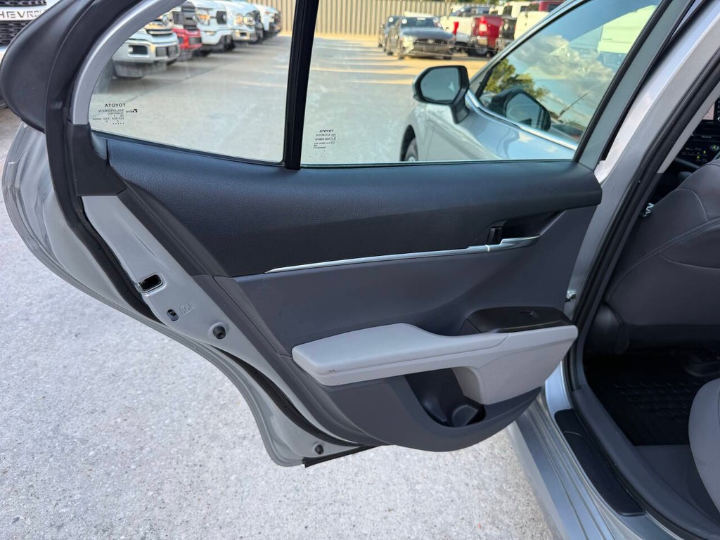 Toyota Camry Vehicle Full-screen Gallery Image 14