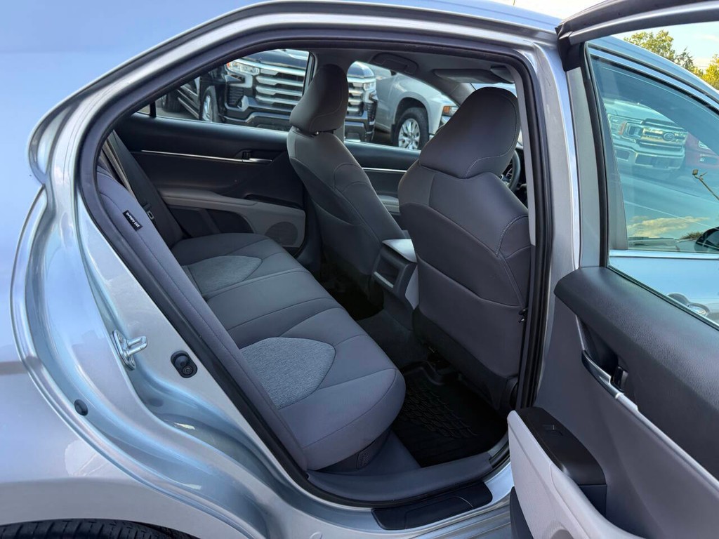 Toyota Camry Vehicle Full-screen Gallery Image 15