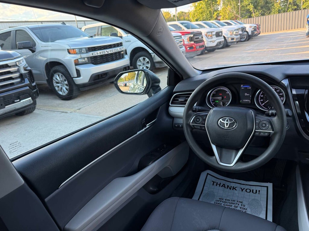 Toyota Camry Vehicle Full-screen Gallery Image 19