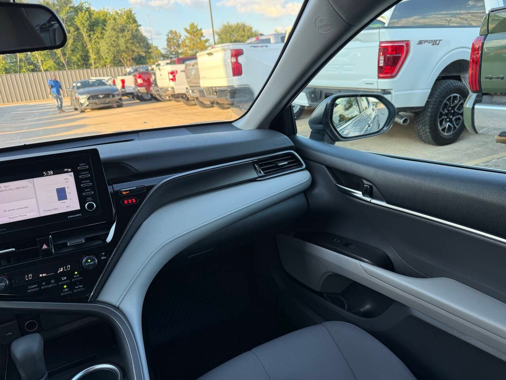 Toyota Camry Vehicle Full-screen Gallery Image 20