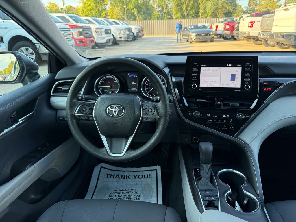 Toyota Camry Vehicle Full-screen Gallery Image 21