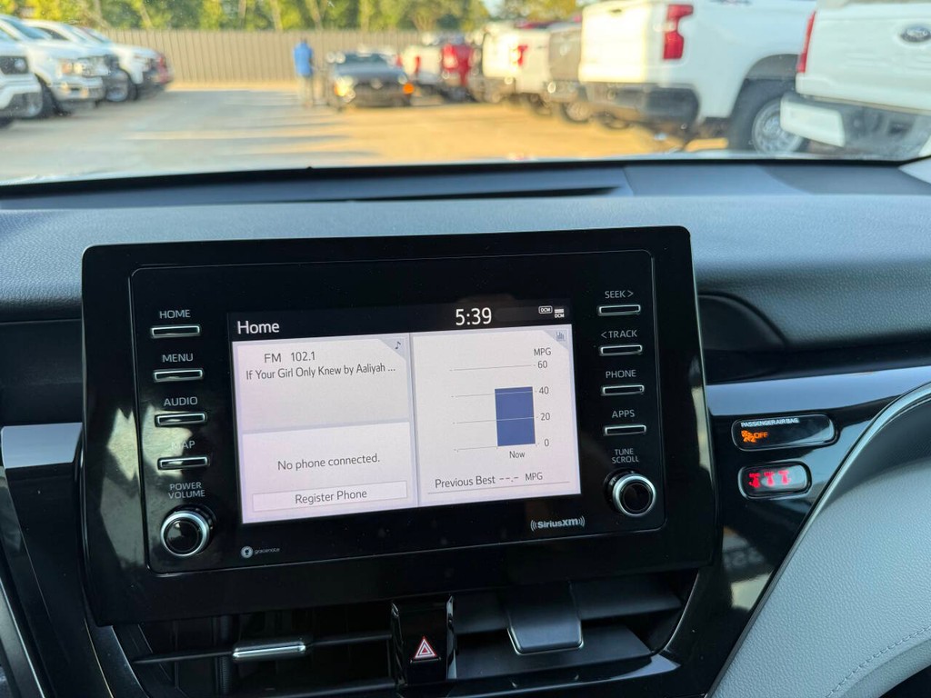 Toyota Camry Vehicle Full-screen Gallery Image 25
