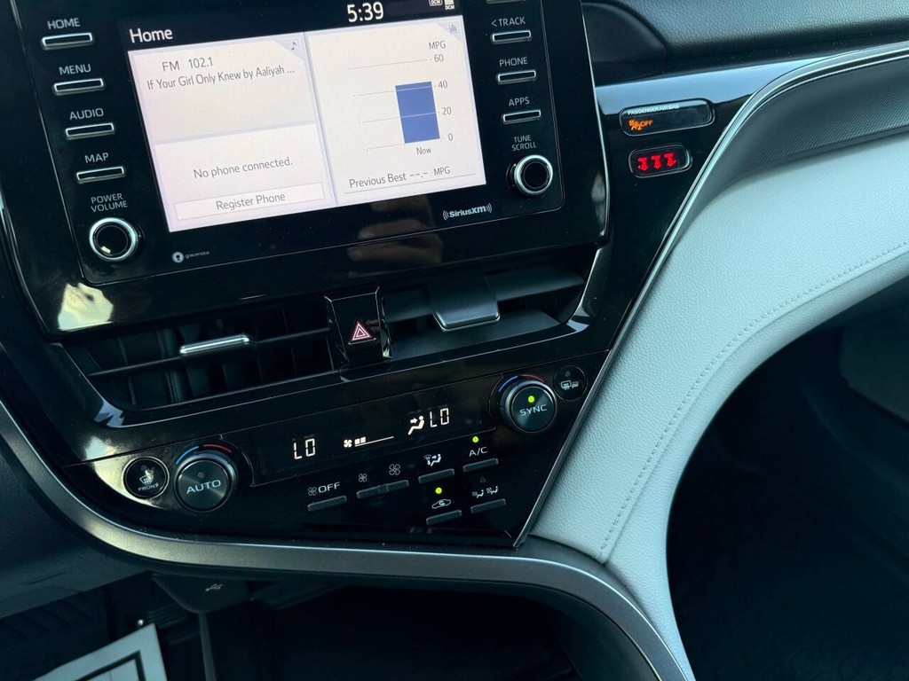 Toyota Camry Vehicle Full-screen Gallery Image 27