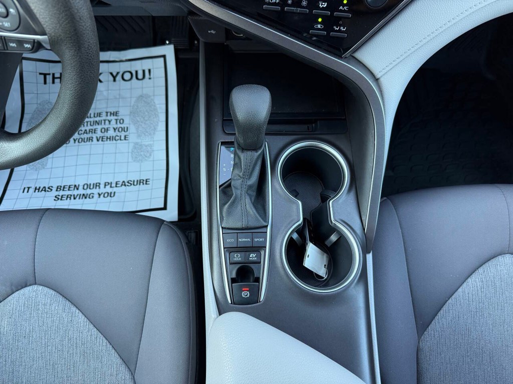 Toyota Camry Vehicle Full-screen Gallery Image 28
