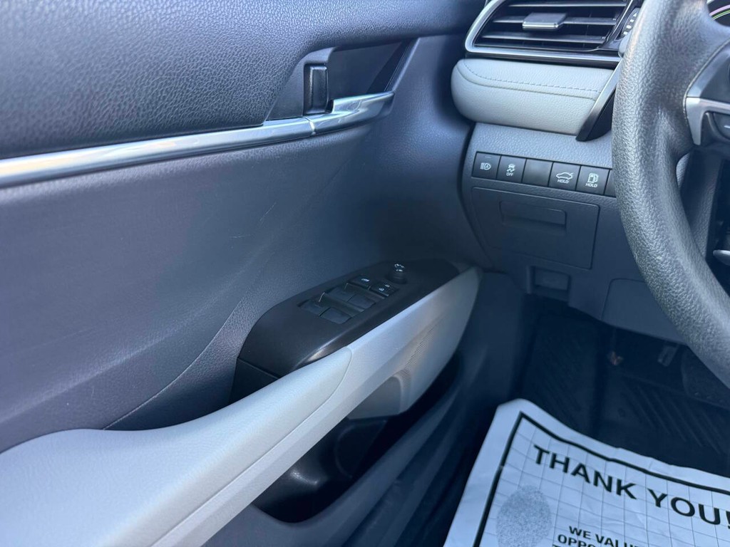 Toyota Camry Vehicle Full-screen Gallery Image 29