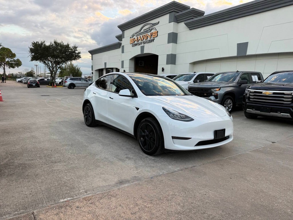 Tesla Model Y Vehicle Full-screen Gallery Image 02