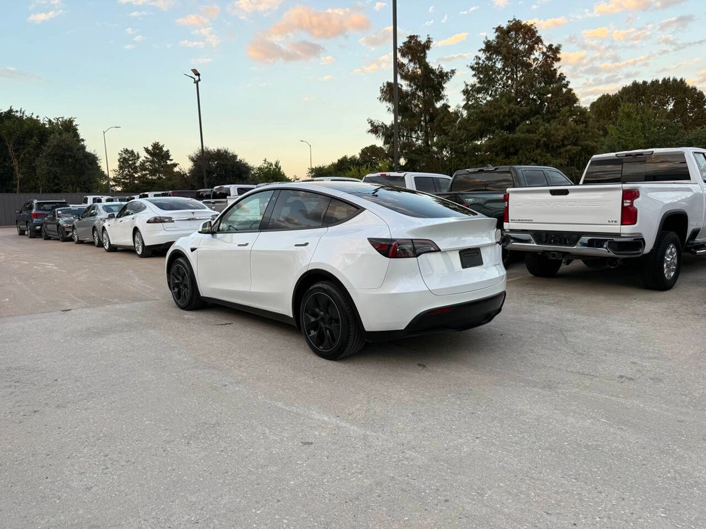 Tesla Model Y Vehicle Full-screen Gallery Image 04