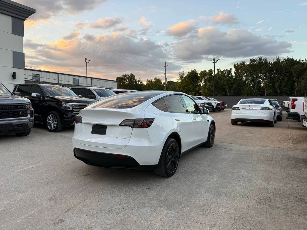 Tesla Model Y Vehicle Full-screen Gallery Image 05